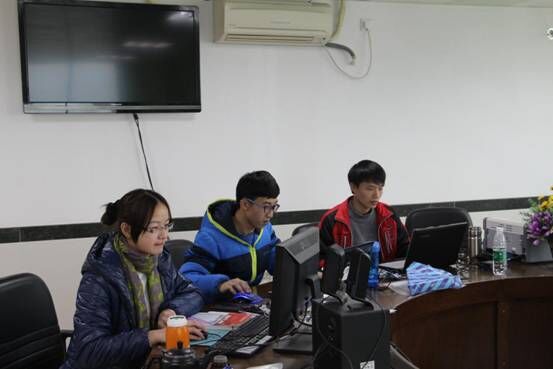 图为获奖的三位学生